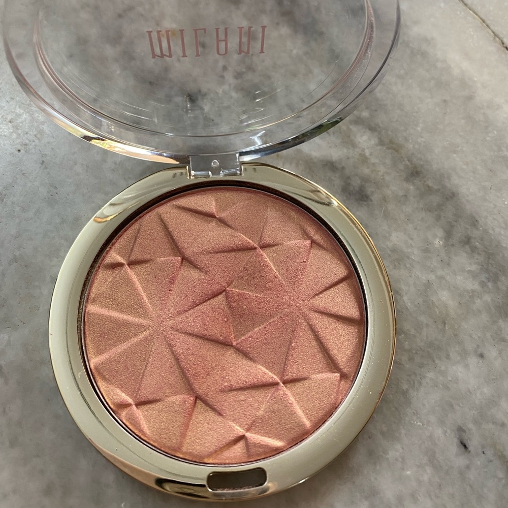 Brand new Milani Highlighter never used, Still
new packaging. - Picture 3 of 6